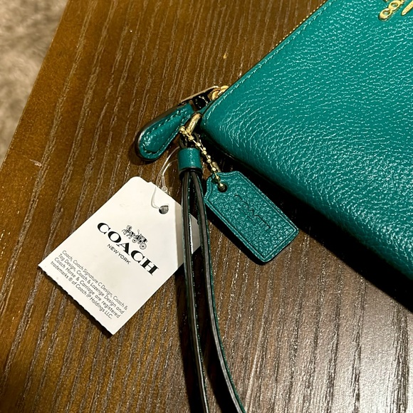COACH NWT Bright Jade Green Small Wristlet Purse - Picture 6 of 8